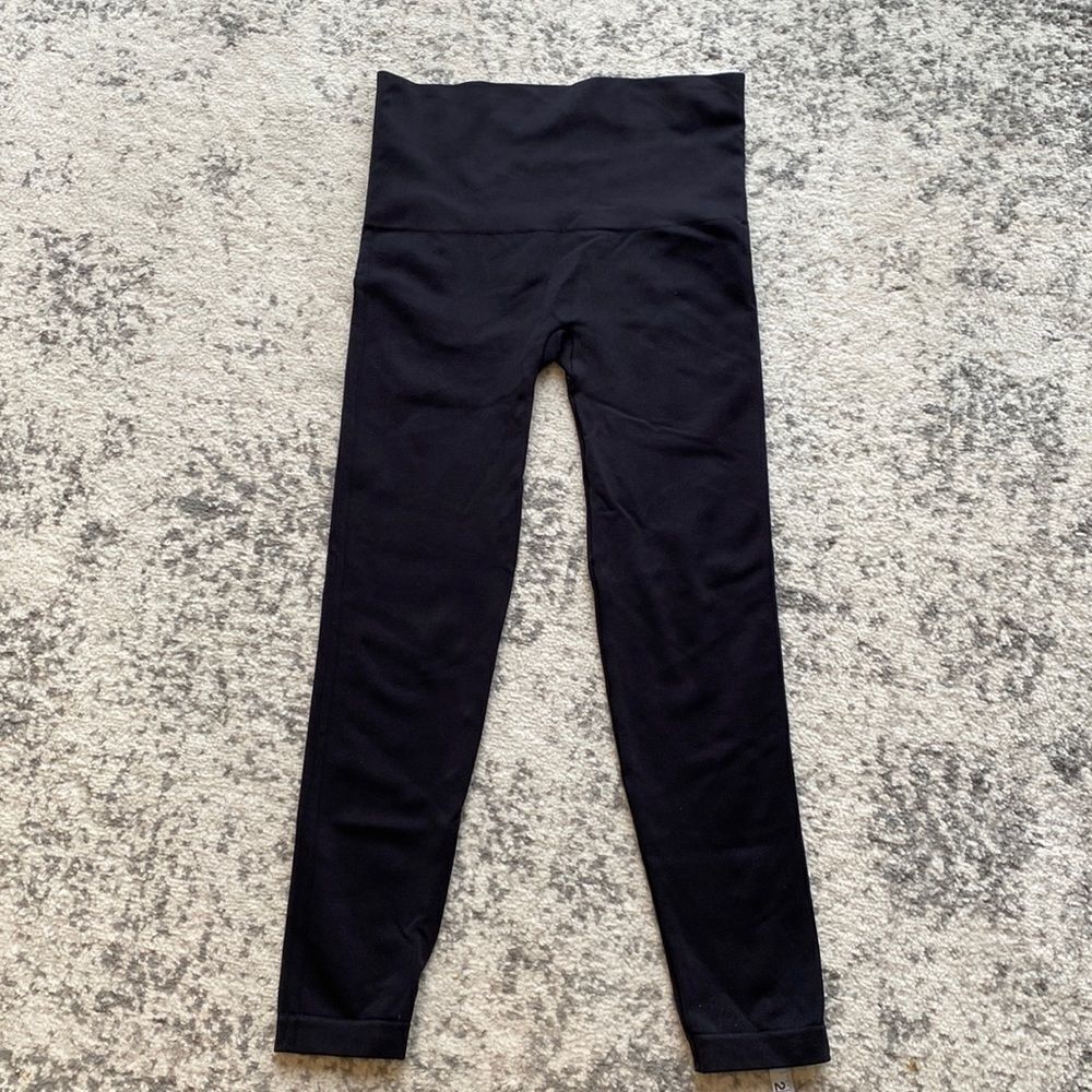 Spanx Look at Me Now Seamless Cropped Leggings size‎ LG in EUC black